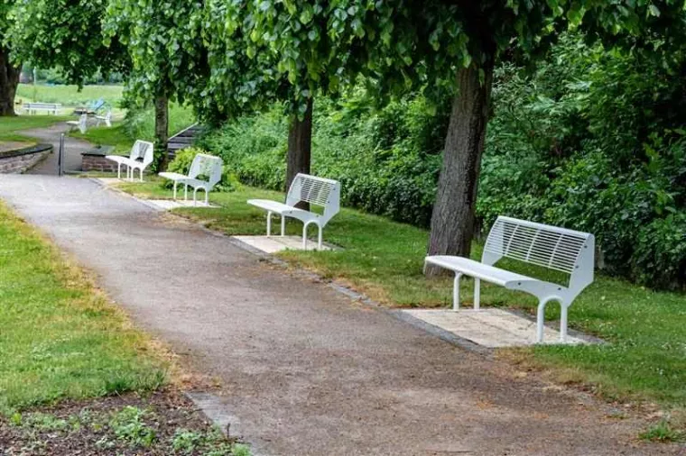 Où installer un banc métallique dans un parc public pour éviter son usure ?, Hyères, QR Paysage