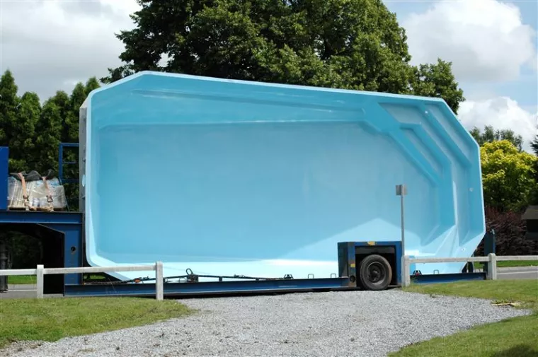 Peut-on installer une piscine coque sur un terrain pentu ?, Hyères, QR Paysage